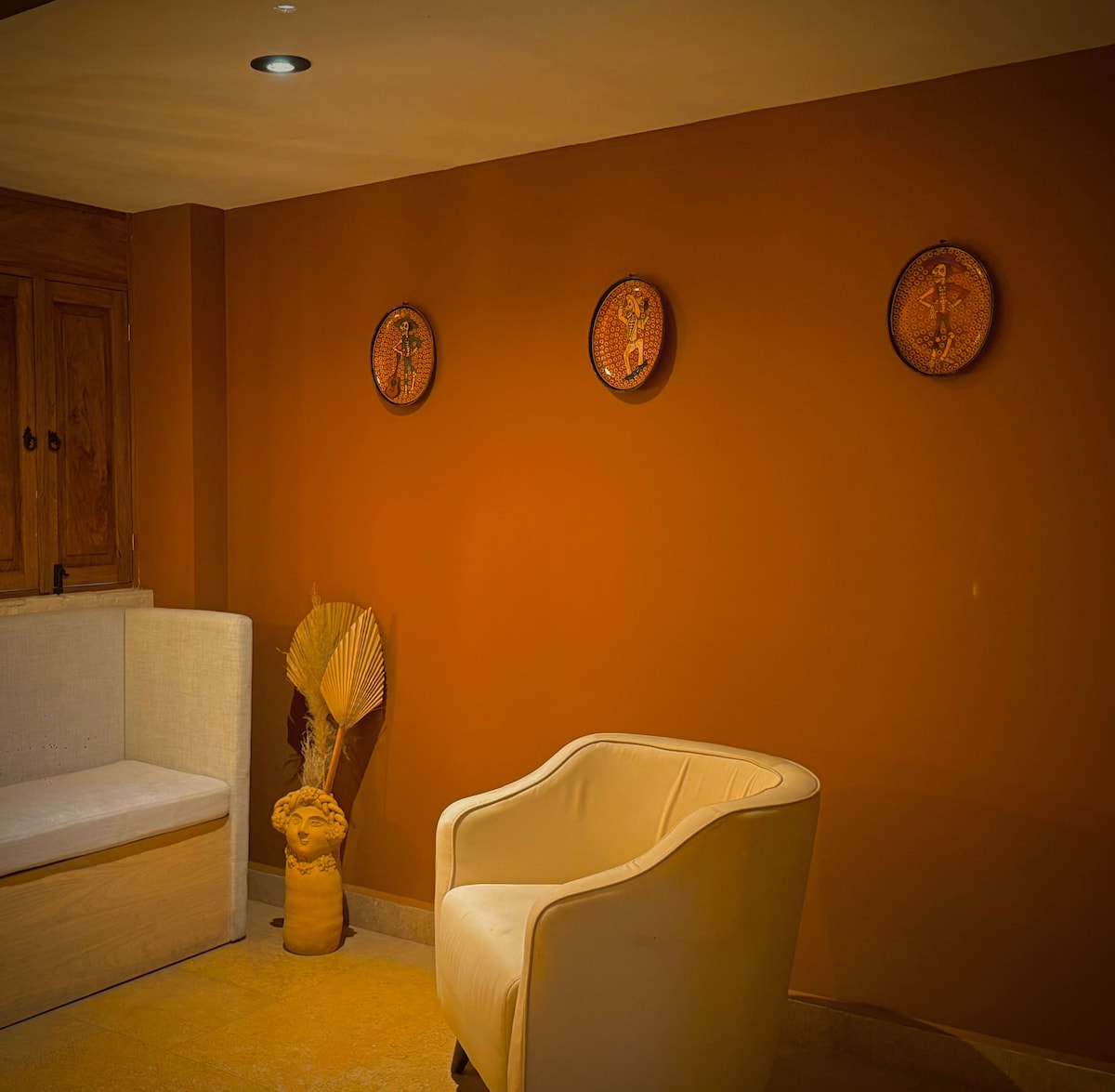 Lounge corner with Mexican folk-art plates and artisan seating