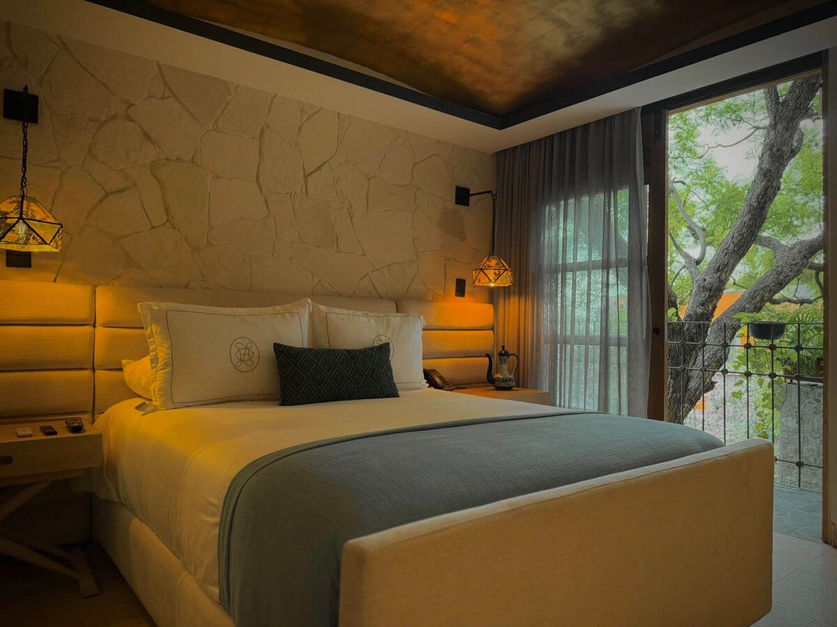 Cerámica designer queen suite with a private mini balcony